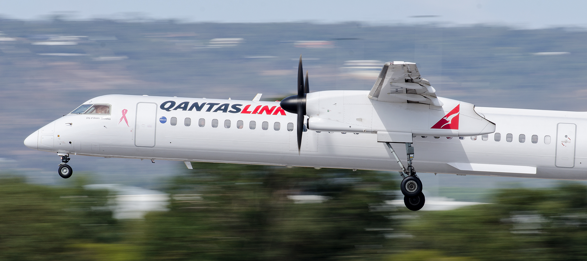 QantasLink Bombardier Q400 VH-QLD landing in Perth