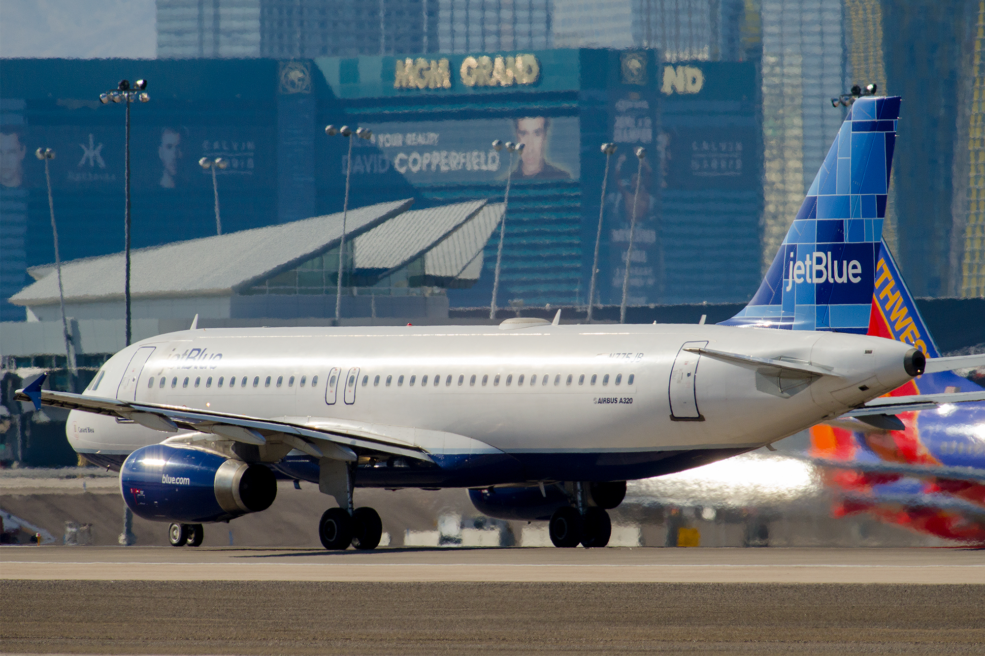 JetBlue A320-232 N775JB taxiing